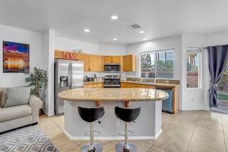 Big Family-King Beds, Desks, Pool Table, BBQ, Yard - Las Vegas - 1