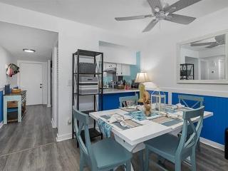 Cozy 2-Bedroom Apartment Near the Water - New Port Richey - 9