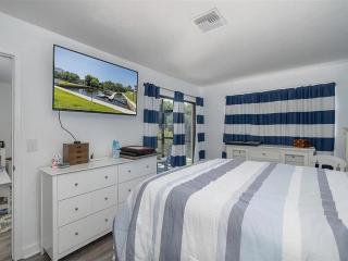 Cozy 2-Bedroom Apartment Near the Water - New Port Richey - 8