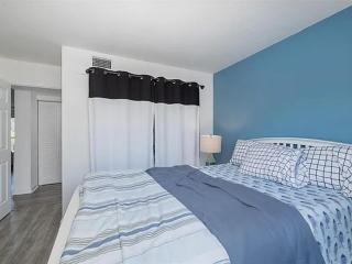Cozy 2-Bedroom Apartment Near the Water - 5
