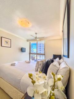 Balcony by the Beach - Gold Coast - 3