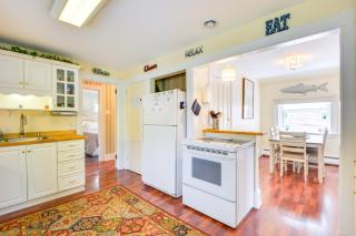 Walk to St Lawrence River Clayton Apt with Porch! - Clayton - 9