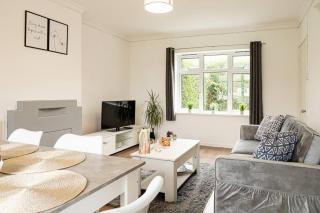 4 Bed House - Free Parking - Drayton - 0