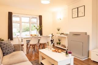 4 Bed House - Free Parking - Drayton - 1
