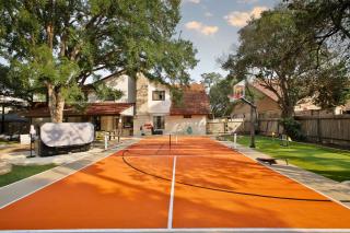 Sleeps 20 Sport Court Pool Hot Tub Putt Putt Games - San Antonio - 0