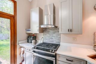 Apt within Townhome Albany Estate with Yard Access - Slingerlands - 2