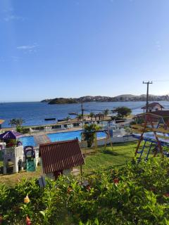 TOP 1 QUARTO com ESTACIONAMENTO em Condomínio com VISTA INCRIVEL - PORTARIA 24h, PISCINA, Sauna e Parquinho Infantil - Apartamento com Ar condicionado, Smart TV, Wi-Fi, Cozinha Completa - São Pedro da Aldeia - 0