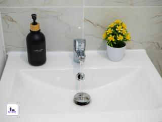 Ledger by Alt-Stay - 4 Bed all En-suite Contractor and Relocation Accommodation with Fast Wi Fi, Parking, Netflix, Full Kitchen, Washer Dryer - Weekly and Monthly Rates - 1