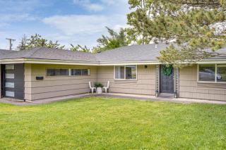 1 Mi to UO Campus - Family Home w/ Pool Table! - 6