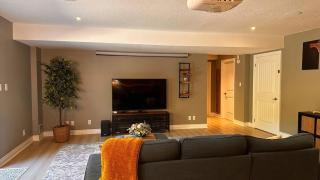 Private Basement Suite with Pool & Hot Tub Access - Elora - 7