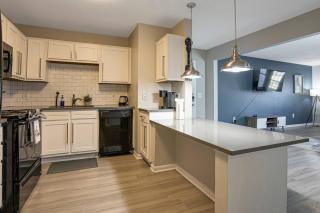 Central 9-Person Apt w/ WiFi, Near Downtown Austin - Austin - 9