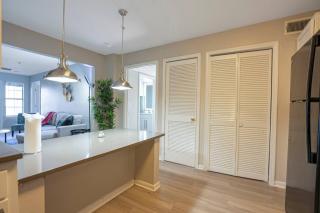 Central 9-Person Apt w/ WiFi, Near Downtown Austin - Austin - 8