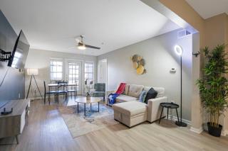 Central 9-Person Apt w/ WiFi, Near Downtown Austin - Austin - 3