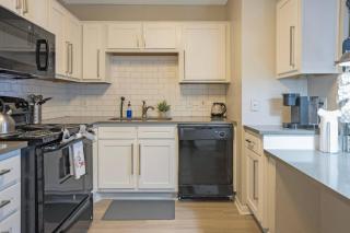 Central 9-Person Apt w/ WiFi, Near Downtown Austin - Austin - 2