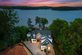 Spacious Waterfront Home on Lake Norman with Firepit Views and Dock Access - Sherrills Ford - 0