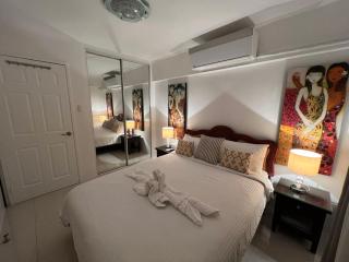 Stunning 2BR apt, 65 sq m Netflix at Rosewood Pointe Residences near BGC - Manila - 1