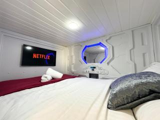 The Board Games Apartments - Brought to you by Coastline Retreats - Themed town centre apartments ALL WITH LUXURY 2 PERSON JACUZZI BATHS - 5 mins walk to the beach, Netflix, Superfast Wifi - Bournemouth - 5