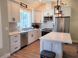Octopus Lair, walk to beach, A/C, shuffleboard, DogsOK - Long Beach - 7