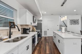 New Build 3 BR Dallas Home w Sunset Views Rooftop! - 0