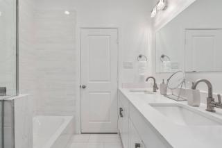 New Build 3 BR Dallas Home w Sunset Views Rooftop! - 7