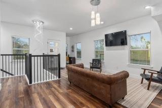 New Build 3 BR Dallas Home w Sunset Views Rooftop! - 5