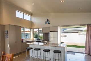 Ocean Blue, sunny beach home close to surf & shops - Waihi Beach - 3