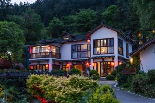 Zhangjiajie Ldyllic Pondside Timber Lodge Resort - Wulingyuan, Courtyard View, Free Airport Pickup & Travel Services - 7