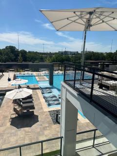 Goldy | Big Group Stay, Game Room, Coworking, Pool - Austin - 1