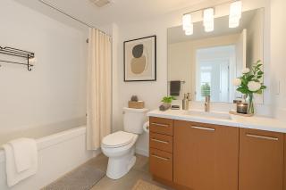 Prestige Living Spacious 2BR High-Rise with Skyline Views - Vancouver - 1