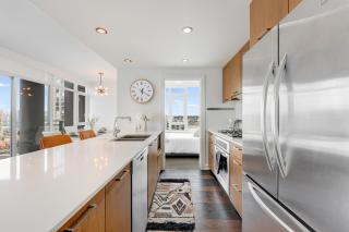 Prestige Living Spacious 2BR High-Rise with Skyline Views - Vancouver - 5