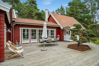 Beach House Retreat In Peaceful Ljunghusen - 8