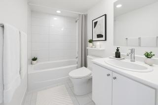 Modern 2BR Downtown Retreat Steps to Gastown & Waterfront - Vancouver - 4