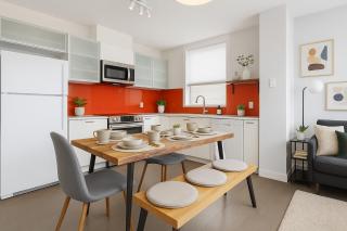 Modern 2BR Downtown Retreat Steps to Gastown & Waterfront - Vancouver - 5