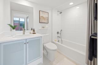 Modern 2BR Downtown Retreat Steps to Gastown & Waterfront - Vancouver - 3