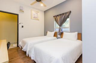 Newly 4BR Cottage House Retreats with Free Parking - Butterworth - 2