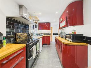 Delightful Cottage in St Newlyn | Sleeps 5 | Cosy Fireplace | Private Patio & Firepit | Near Newquay Beaches | Free Parking | Family-Friendly | Fast WiFi | Smart TV | Fully Equipped Kitchen | Peaceful Village Location with Pub & Scenic Walks Nearby - Newlyn East - 8