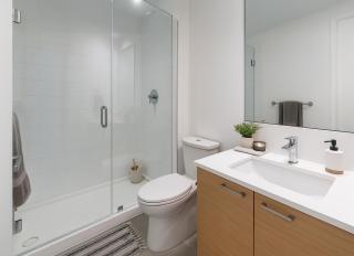 Elegant 2BR Urban Oasis Steps from Everything - Vancouver - 2