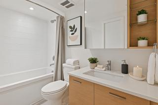 Elegant 2BR Urban Oasis Steps from Everything - Vancouver - 1