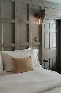 Book Village Inn - Austen Room King Bed - Hobart - 6
