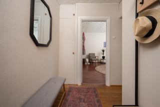 Cozy Apartment with Self Check-in & Free Parking - 3