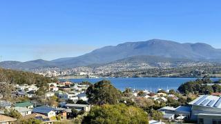 The MBM - Modern 4BR Home, Spacious, Views, Ideal for Groups - Montagu Bay - 0