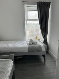 Chapel house-M65- Hospital- parking-shops-food-5 beds- sleeps 7 - 2