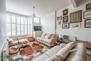 Large house in Weymouth with outdoor space minutes from beach sleeps 8 plus pets ideal for families - Melcombe Regis - 0