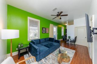 30A Luxury Suite with King Bed, Parking, Pool & Balcony - 8