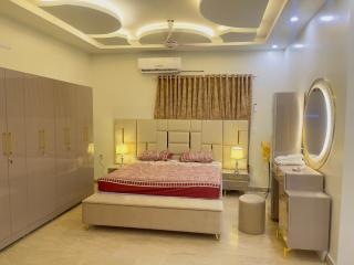 Luxury Hideaway Royal - Karachi - 0