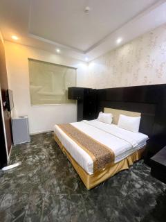 Quiet Rooms 2 Serviced Apartments - 9