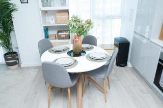 Luxury 2BR With City Views and By Station Canning Town - Londra - 9