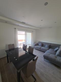 Jolie T4 rénové avec balcon-terrasse - 2