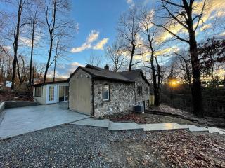 Entire Mountain Cottage Near Scenic Hiking Trails - - 8