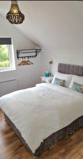 Tullywolly Cottage, Irvinestown - - 9